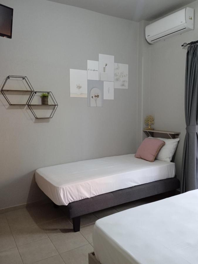 Almira - Rooms To Let Nea Roda Exteriér fotografie